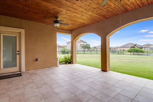 Building Photo - 6241 Lago Vista Dr