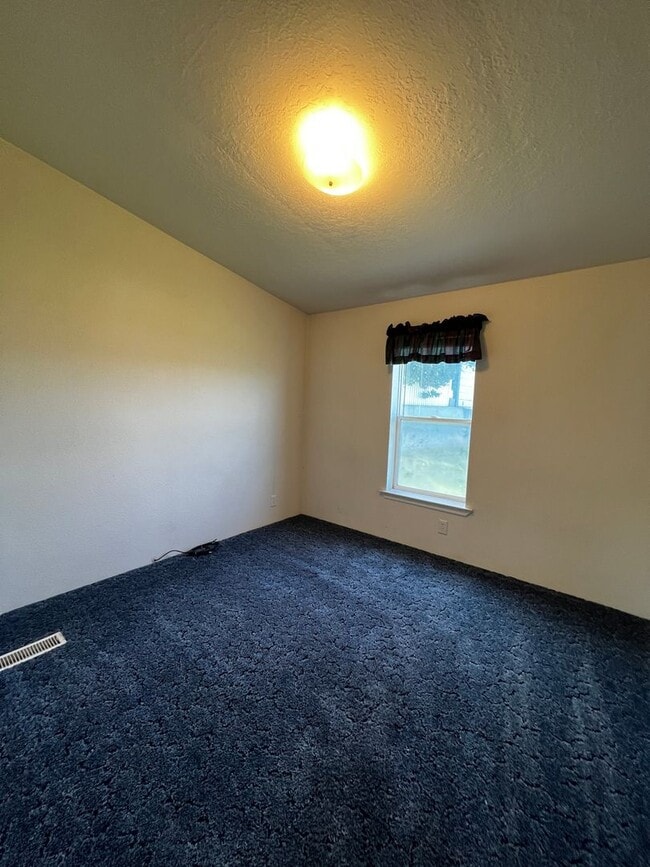Building Photo - 3040 SW River View Dr