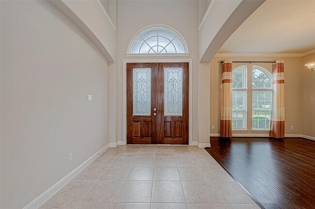 Building Photo - 25719 Oakwood Knoll Dr