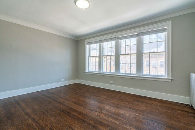 Building Photo - 7418 N Damen Ave