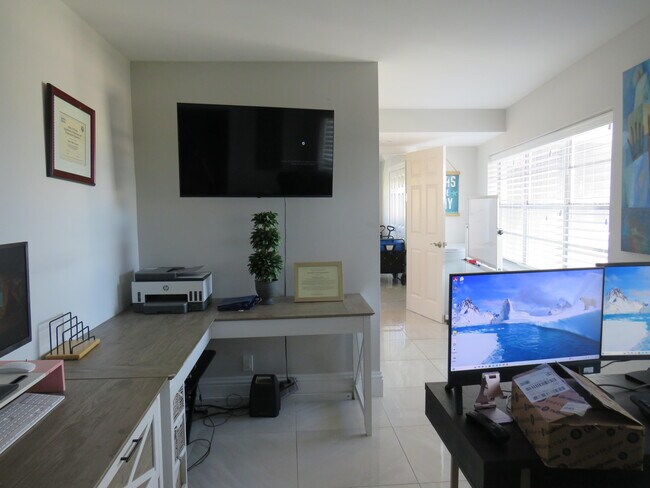 Building Photo - 155 Yacht Club Dr