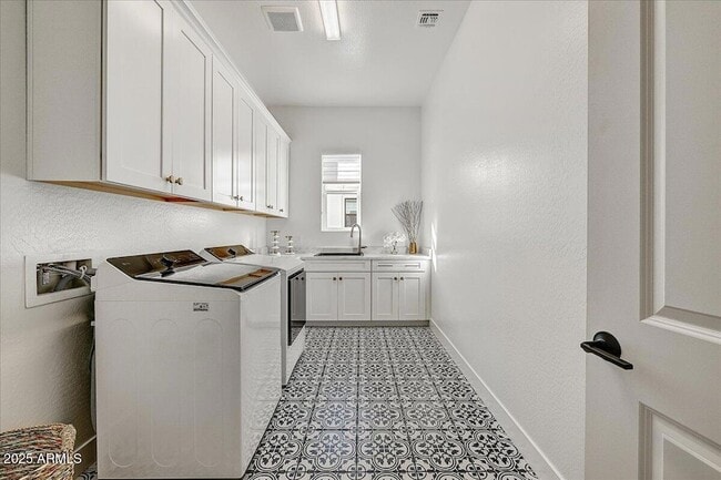 Building Photo - 9407 S 13th Way