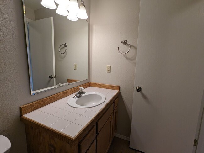 Building Photo - Charming 3x2 on Cul-de-sac with a double-car garage and fenced backyard near Hollinshead Park in ...