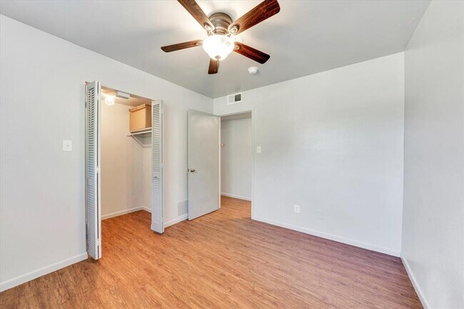 Building Photo - 1130 Bois D'Arc St