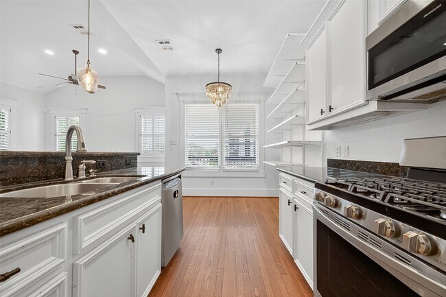 Building Photo - 1042 W 25th St