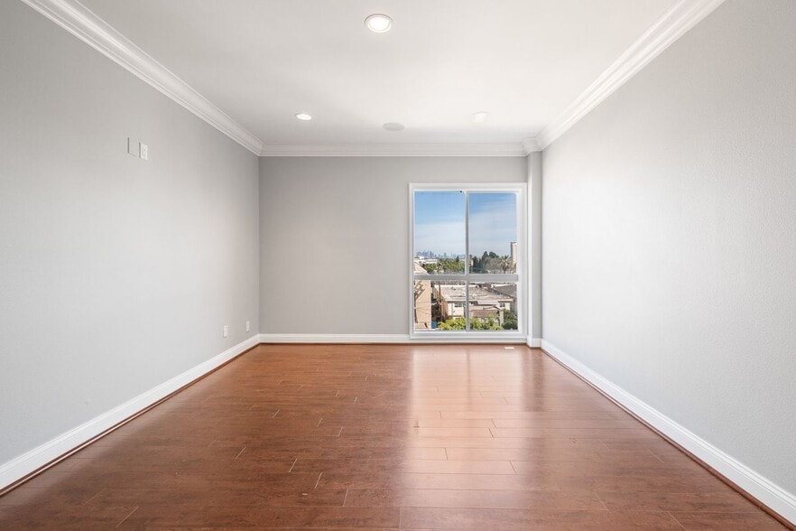 Building Photo - 1115 S Elm Dr