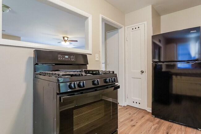 Building Photo - 700 Robison Dr