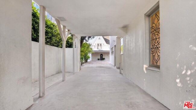 Building Photo - 612 N Bedford Dr