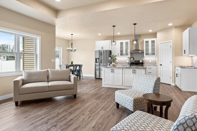 Building Photo - Large 3 Bedroom  Home
