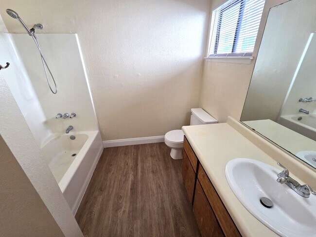 Building Photo - Large 3 Bedroom 2 Bath Home by Westfield School