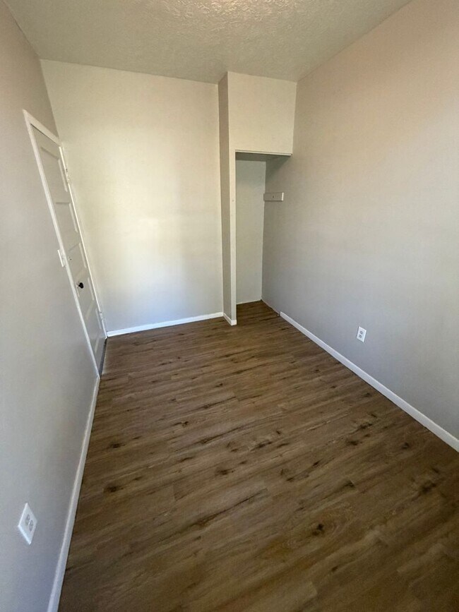 Building Photo - 2200 W 103rd St