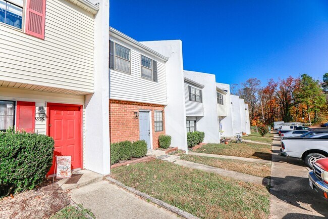 Building Photo - WILLIAMSBURG 2 Bedroom 1.5 Bath Townhome