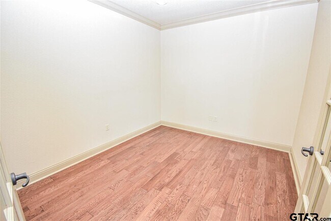 Building Photo - 2801 Wexford Dr
