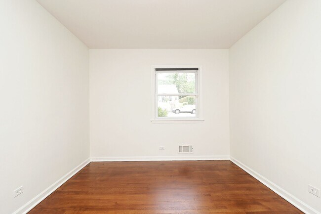 Building Photo - Newly Renovated One Level Downtown Residence