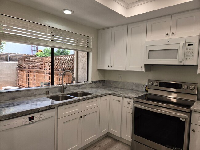 Building Photo - 1532 Granite Hills Dr