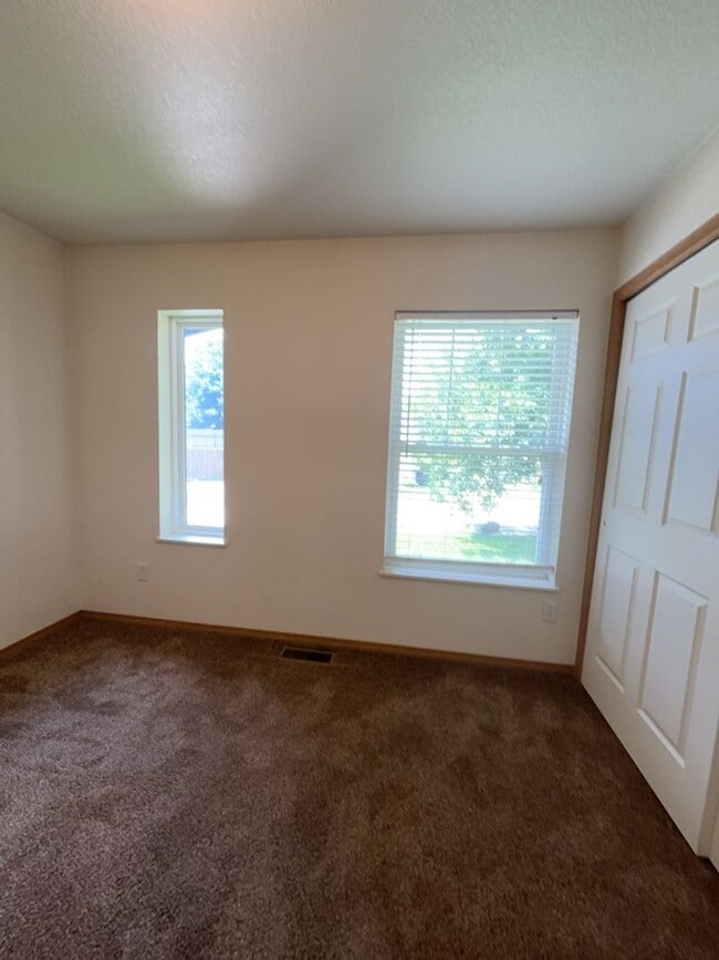 Building Photo - Centrally Located - 3 Bed - 2 Bath - Fenced Yard