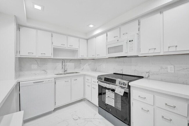 Building Photo - 3800 N Hills Dr