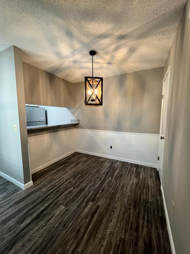 Building Photo - 813 Red Bird Ln