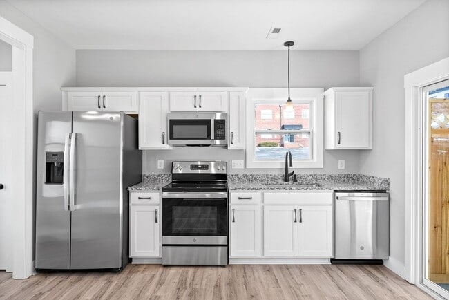 Building Photo - 2 Bedroom Townhome For Rent in Historic Downtown Clarksville!