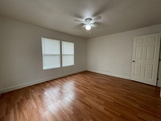 Building Photo - 2 Bedroom 1 Bath Home in Fort Worth