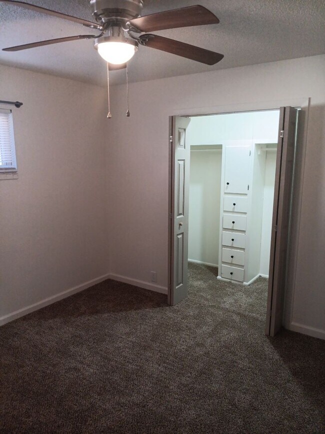 Building Photo - Charming 2-bedroom, 1-bathroom! Showings available!