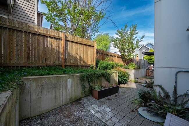 Building Photo - Modern 2BR End-Unit Townhome with Two Rooftop Decks