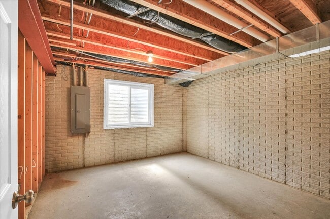 Building Photo - Updated 3 Bedroom Townhome in SW Champaign - Available 06/01/2026