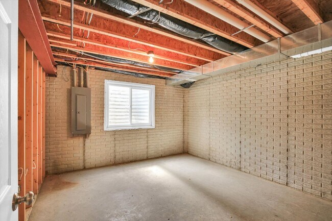 Building Photo - Updated 3 Bedroom Townhome in SW Champaign - Available 07/01/2026