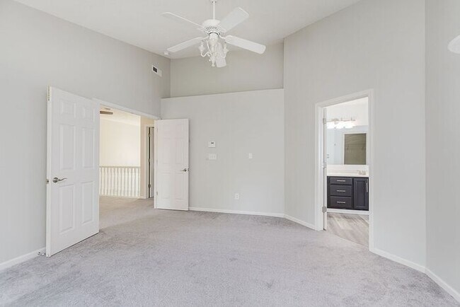 Building Photo - Stunning 4-Bed, 3.5-Bath Home in Sought-Af...