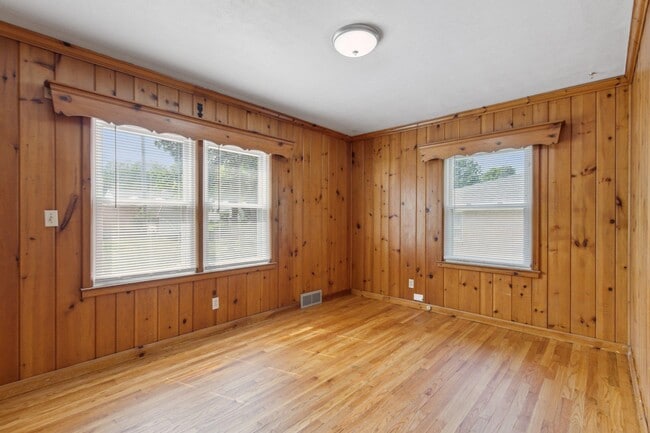 Building Photo - 504 Roland Ave
