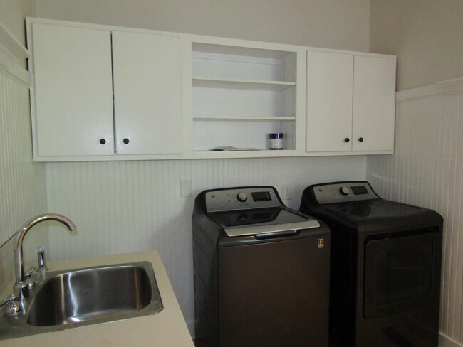 Building Photo - 703 Tradewind Ct