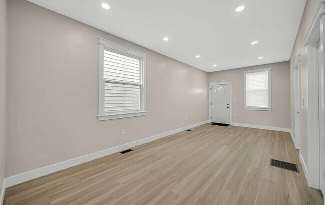 Building Photo - 724 Willow Ct