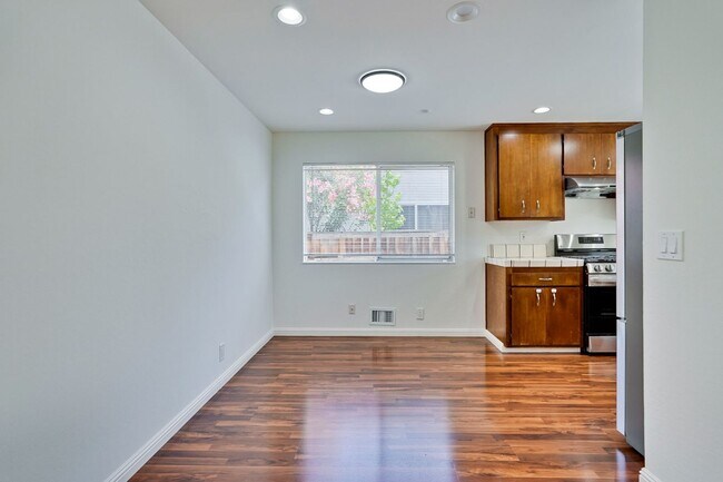 Building Photo - Bright and Spacious 3 Bed 2 Bath Single Fa...