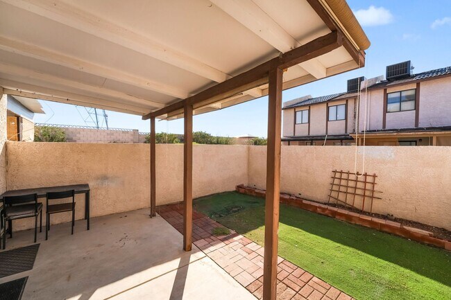Building Photo - Immaculate two story townhome style condo ...