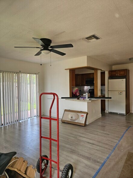 Building Photo - 6231 SW 37th Ct