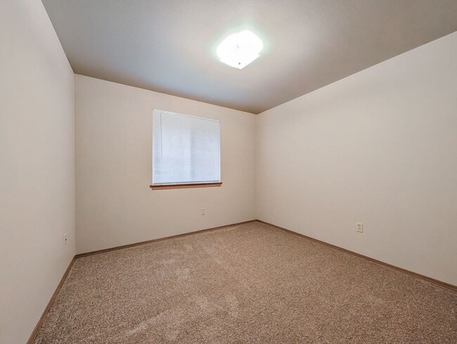 Building Photo - 3 bed, 2 bath Ramber with 2 Car Garage & Fenced yard!