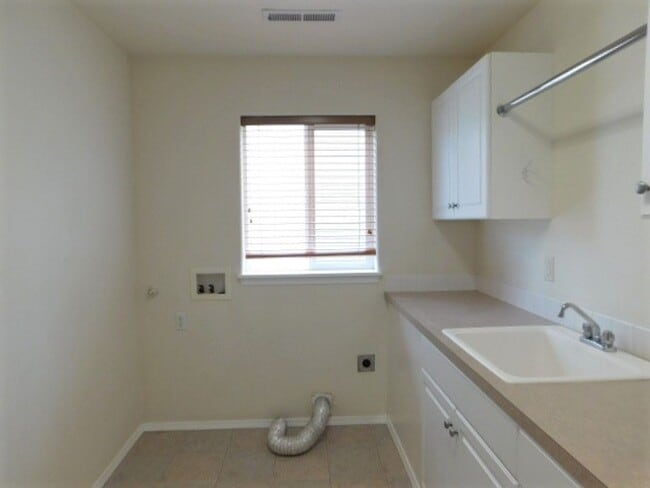 Building Photo - 4Bd/2.5Ba Two Story House - Available Soon!