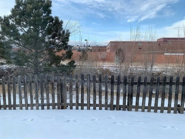 Building Photo - Cozy 2 bedroom Townhouse in Cheyenne Mountain with VIEWS of mountains