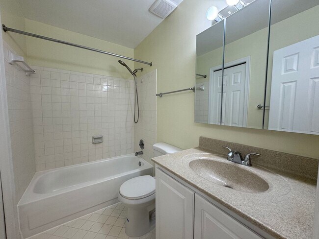 Building Photo - Well-Maintained 3 Bed 3.5 Bath Townhome Wi...