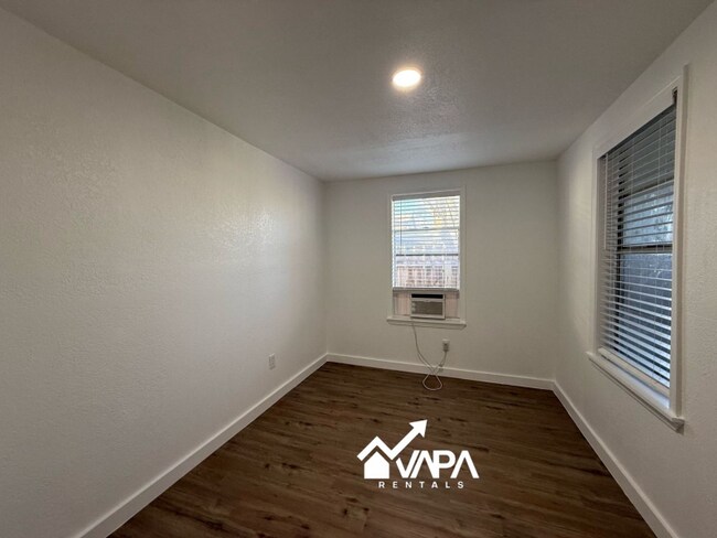 Building Photo - 206 Southlawn Ave