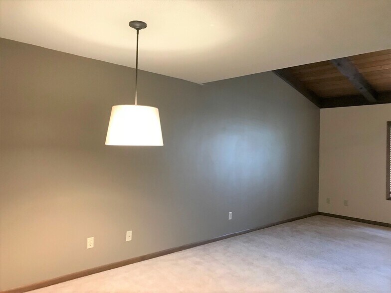 Building Photo - 408 Holly Ln