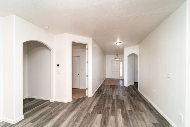 Building Photo - 1210 W Indian Hills Dr