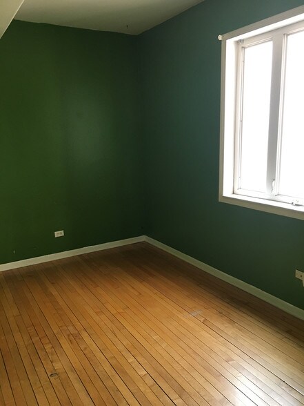 Bedroom #2 (now painted light gray) - 1927 N Sawyer Ave