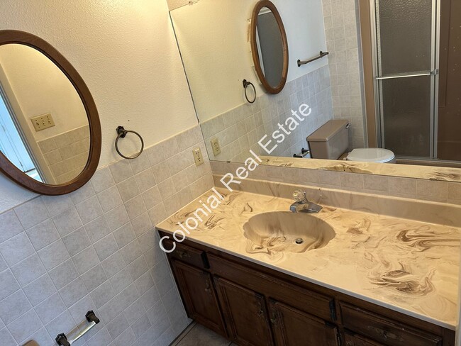 Building Photo - Spacious and Unique 2 Bedroom, 2 Bathroom Home with Wet Bar Area!