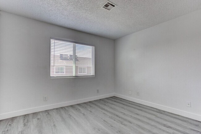 Building Photo - 921 Snug Harbor St