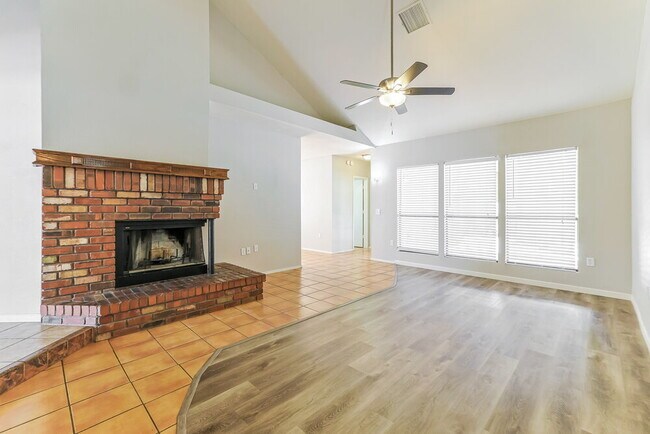 Building Photo - 1243 E Commerce Ave