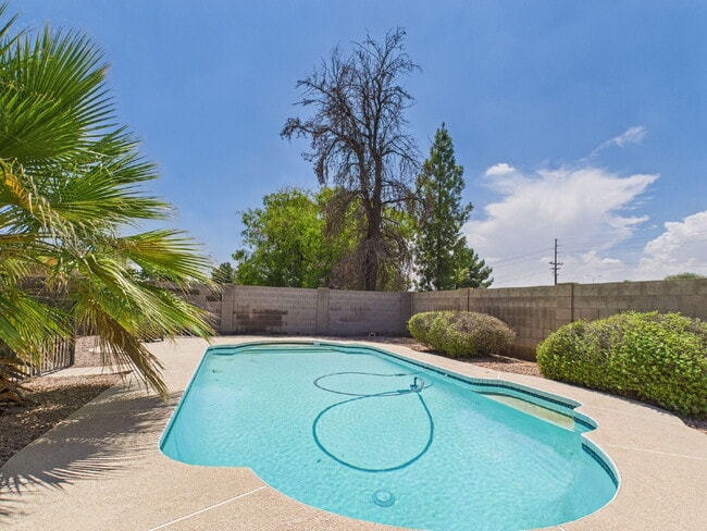 Building Photo - Private Pool Chandler Gem