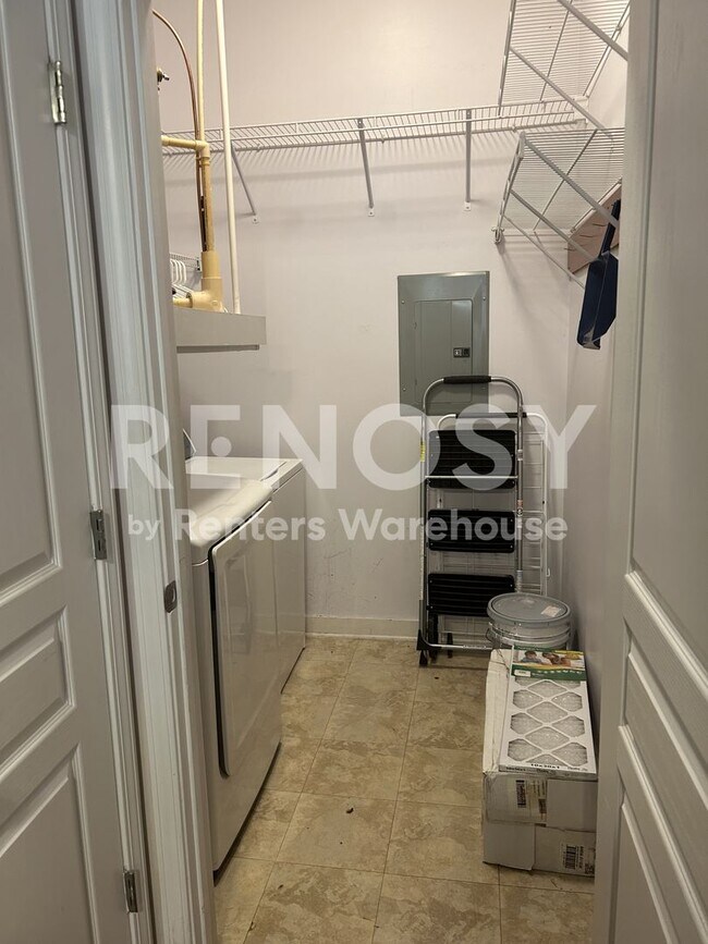 Building Photo - Perfectly located 2-bedroom 2 bath Condo