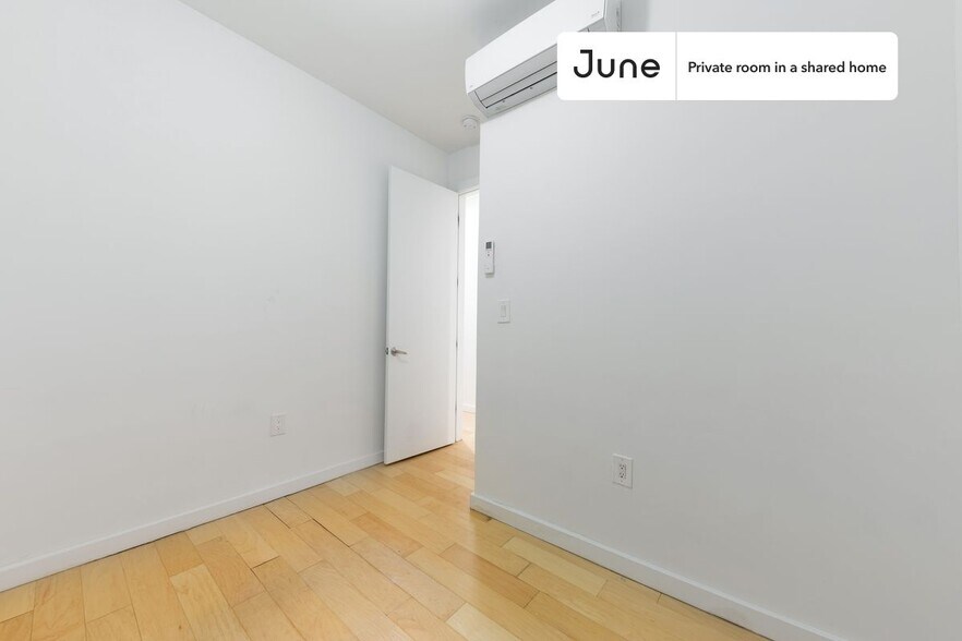Building Photo - Private bedroom in 4 bed/2 bath Home