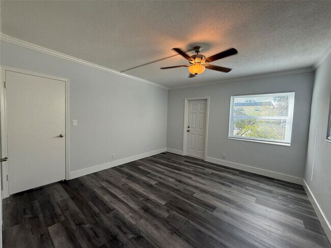 Building Photo - 2121 NE 42nd Ct